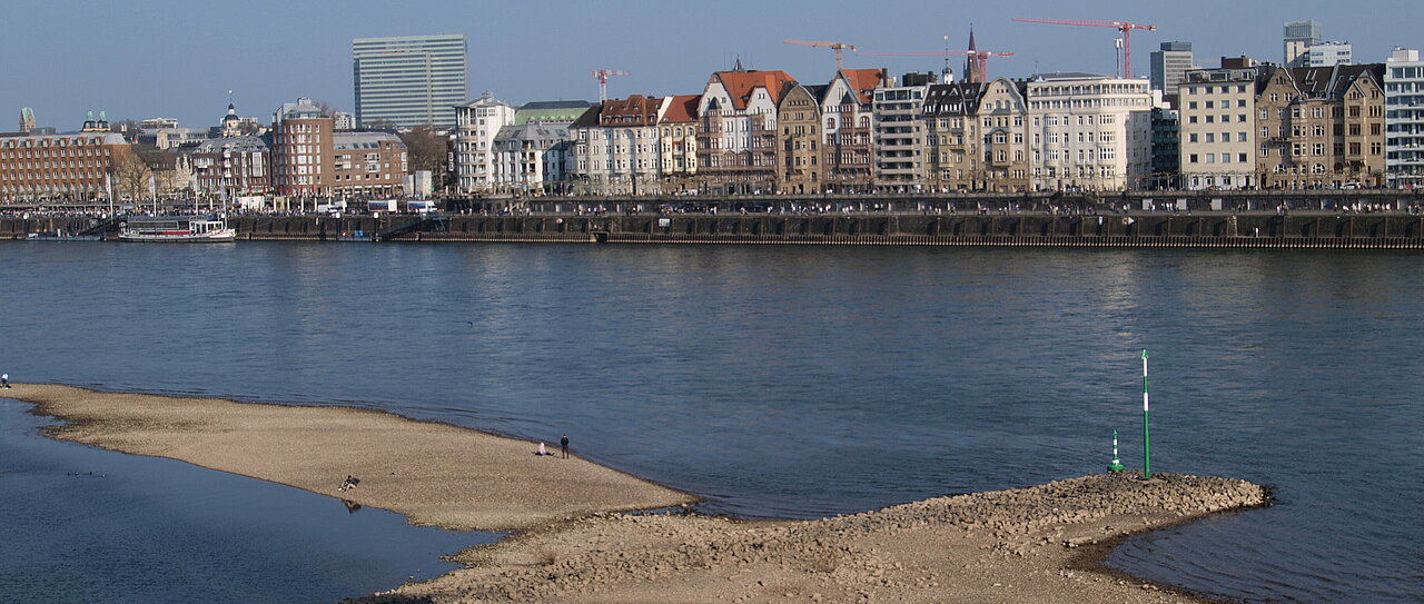 Auf dem Bild sieht man das Rheinufer in Düsseldorf bei gutem Wetter (Foto: Michelle Pieczyk)