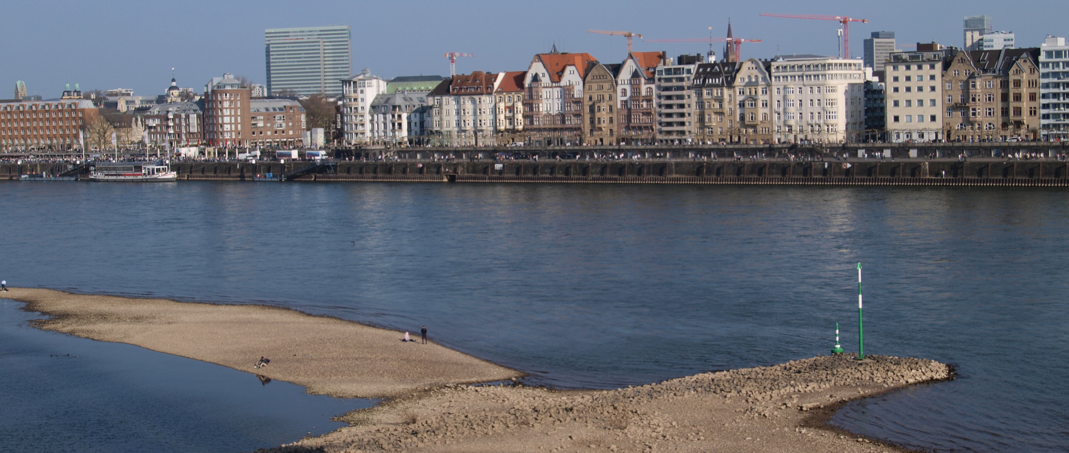 Düsseldorf_Rheinufer_ Pieczyk_Michelle Auf dem Bild sieht man das Rheinufer in Düsseldorf bei gutem Wetter (Foto: Michelle Pieczyk)