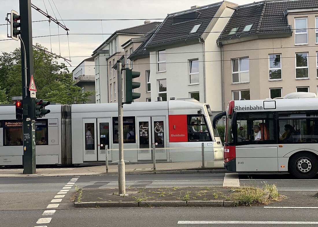 Man sieht öffentliche Verkehrsmittel.