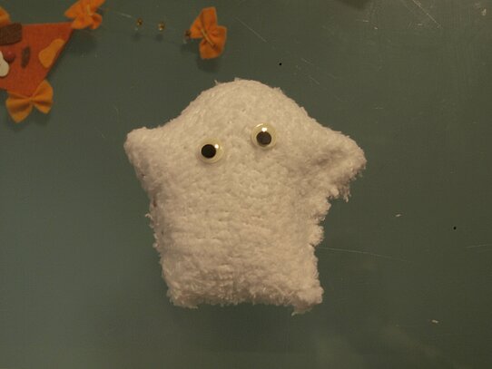 Eine kleine Geister-Socke mit Wackelaugen.
