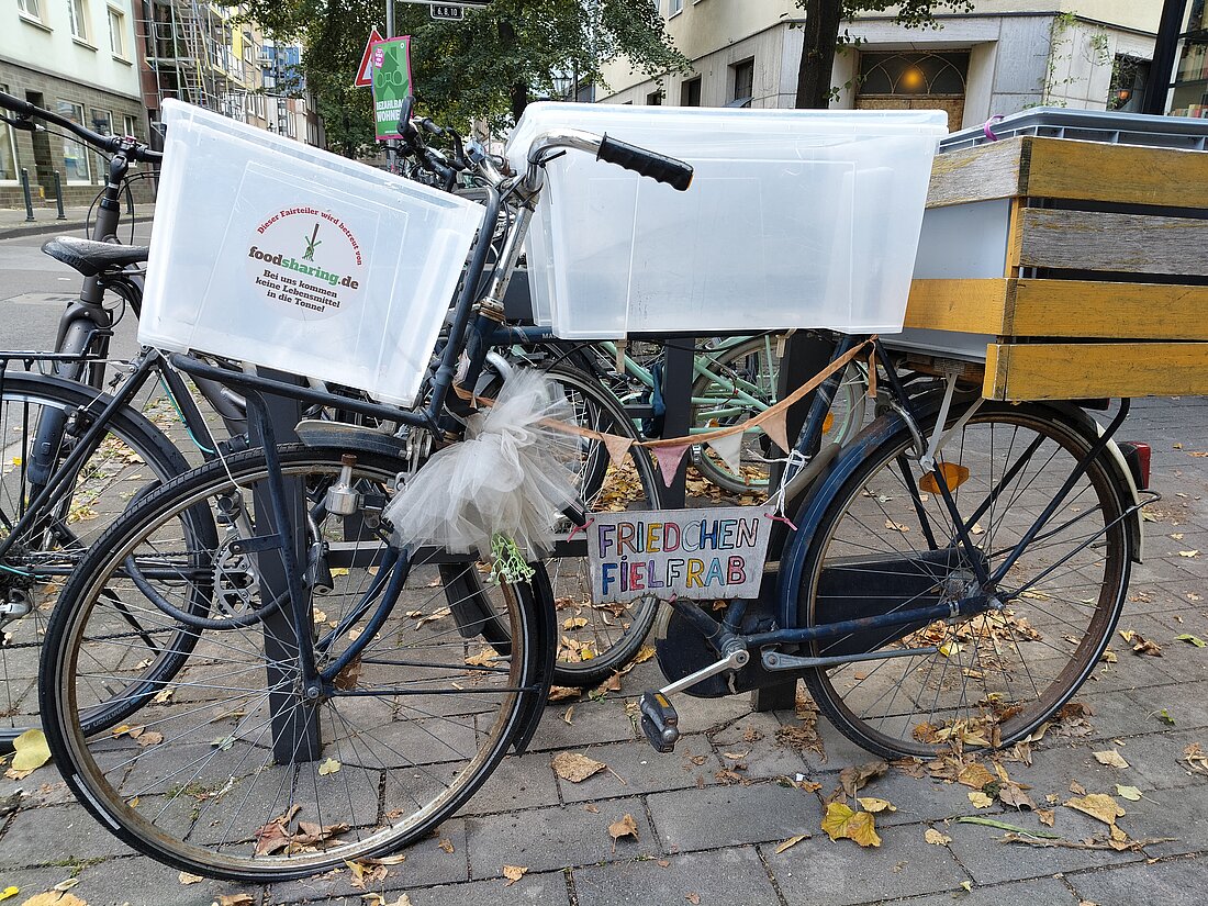 Man sieht ein Fahrrad an welchem mehrere Boxen zur Lebensmittelablage befestigt sind.