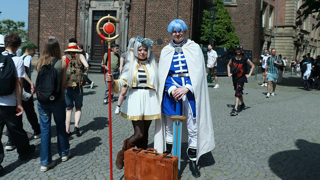 Cosplayerinnen als „Himmel und Frieren" aus der Anime-Serie „Frieren" (Foto: Vivien Henning) Cosplayerinnen als „Himmel und Frieren" aus der Anime-Serie „Frieren" (Foto: Vivien Henning)