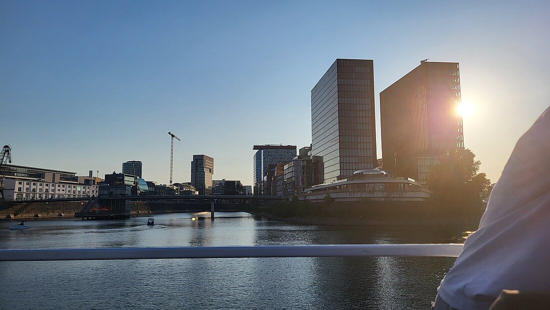 Auf dem Bild sieht man den Düsseldorfer Medienhafen mit seinen Hochhäusern am Rhein.