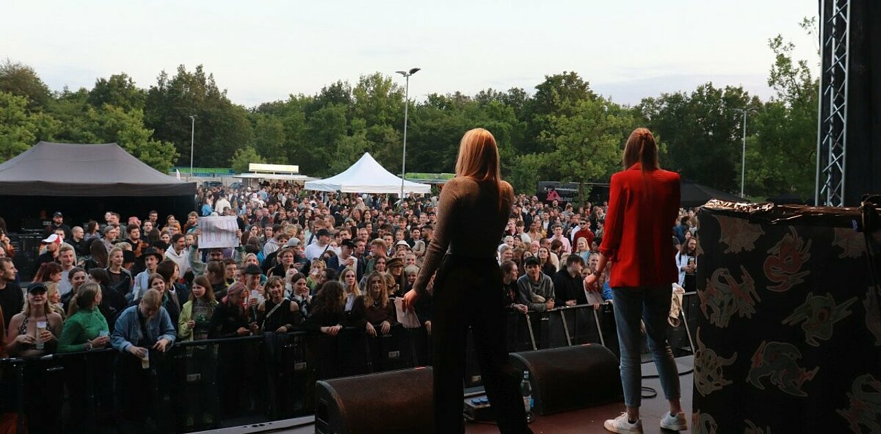 Das Publikum wartet gespannt auf die Künstlerin Haiyti. (Foto: Lena Berghaus) Zu sehen ist das Publikum des Sommerkults 2022 von der Bühne aus.