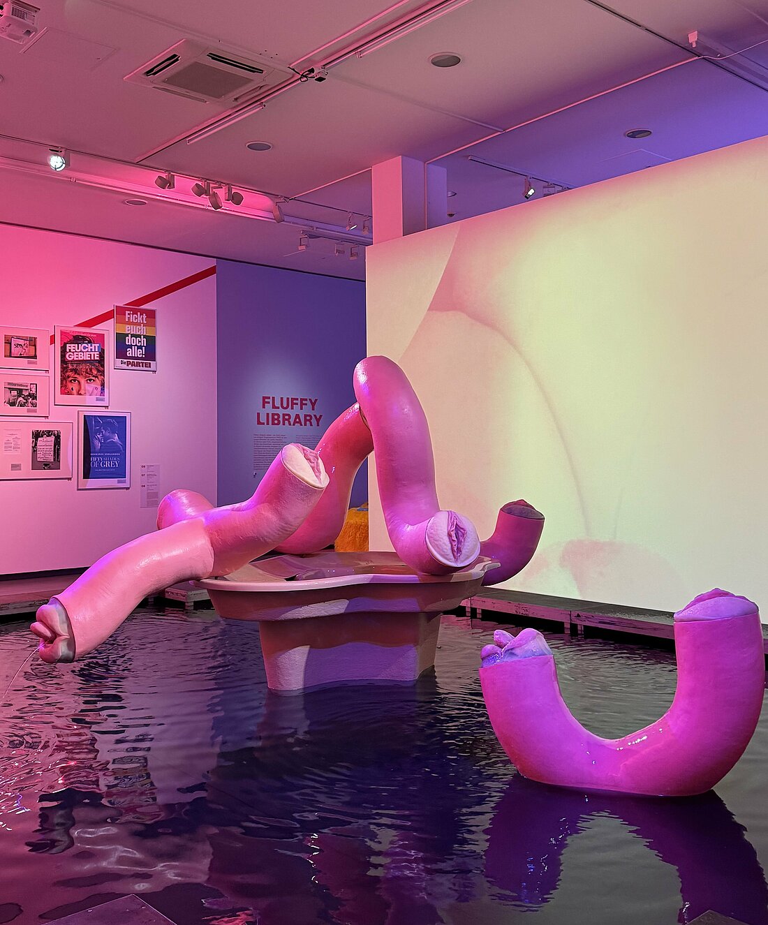 Auf dem Foto sieht man das Kunstwerk "Fleshie Fountain" der Künstlerin Peches