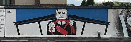 East Side Gallery in Berlin: Michail Gorbatschow hält das Steuer (Foto: Theresa Schültken)