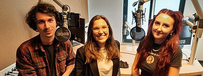 Niels Baumgarten (Links) Svenja Hein (Mitte) und Theresa Stärk (Rechts) lächeln in die Kamera.