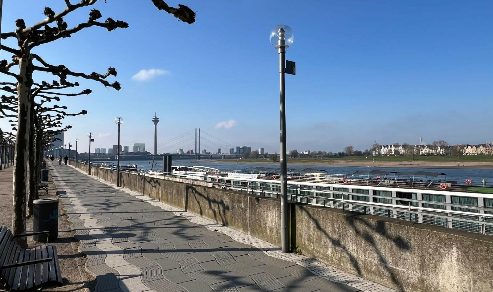 Die Rheinuferpromenade in Düsseldorf. (Foto: Valeska Ridzewski) Auf dem Bild ist die Rheinuferpromenade in Düsseldorf zu sehen.