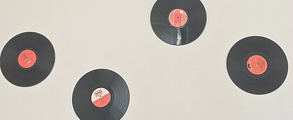 Symbolbild (Foto: Sonka Hinders) Vier Schallplatten hängen an einer Wand.