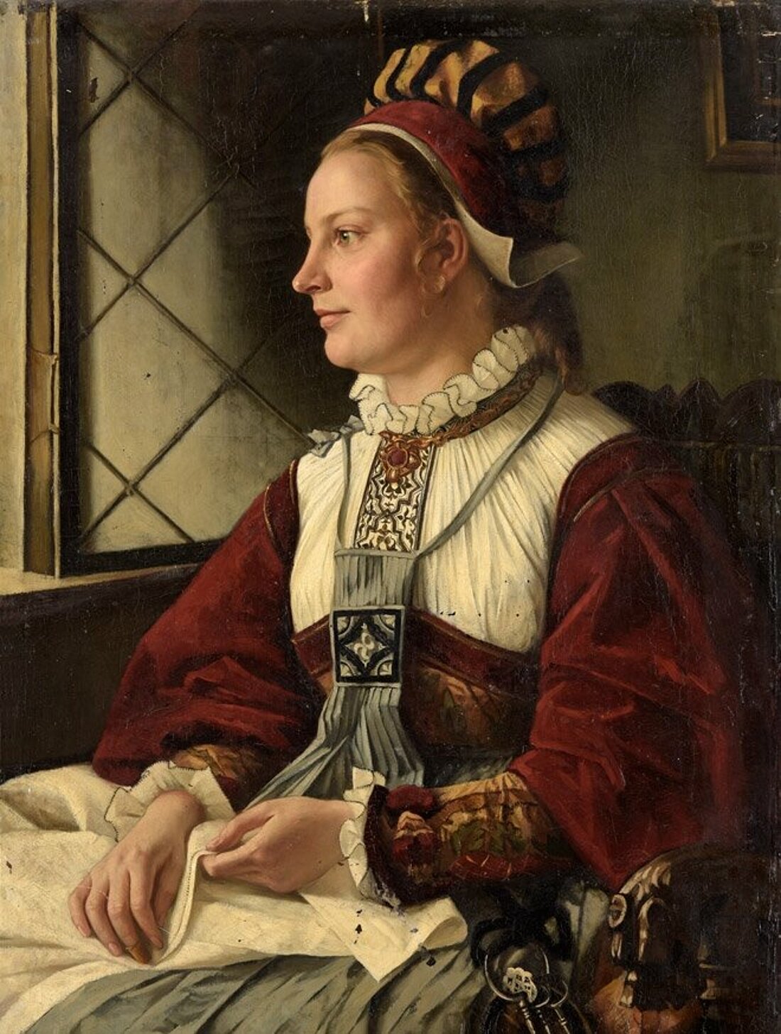 Auf dem Foto sieht man Frau das Gemälde Frau in altdeutschem Kostüm von Paula Monjé. Das zeigt eine Frau in einer traditionellen Kostüm, die aus einem Fenster schaut (Foto: Kunstpalast – LVR-ZMB, Annette Hiller- ARTOTHEK)