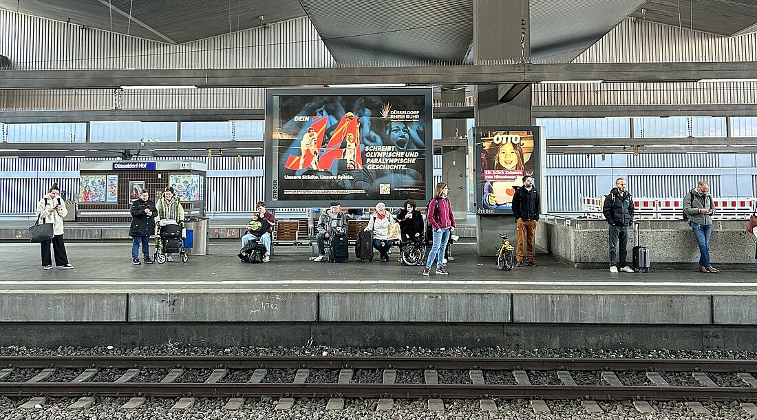 Auf dem Bild sieht man die Wahlwerbung für die Olympia in Düsseldorf am Hauptbahnhof 