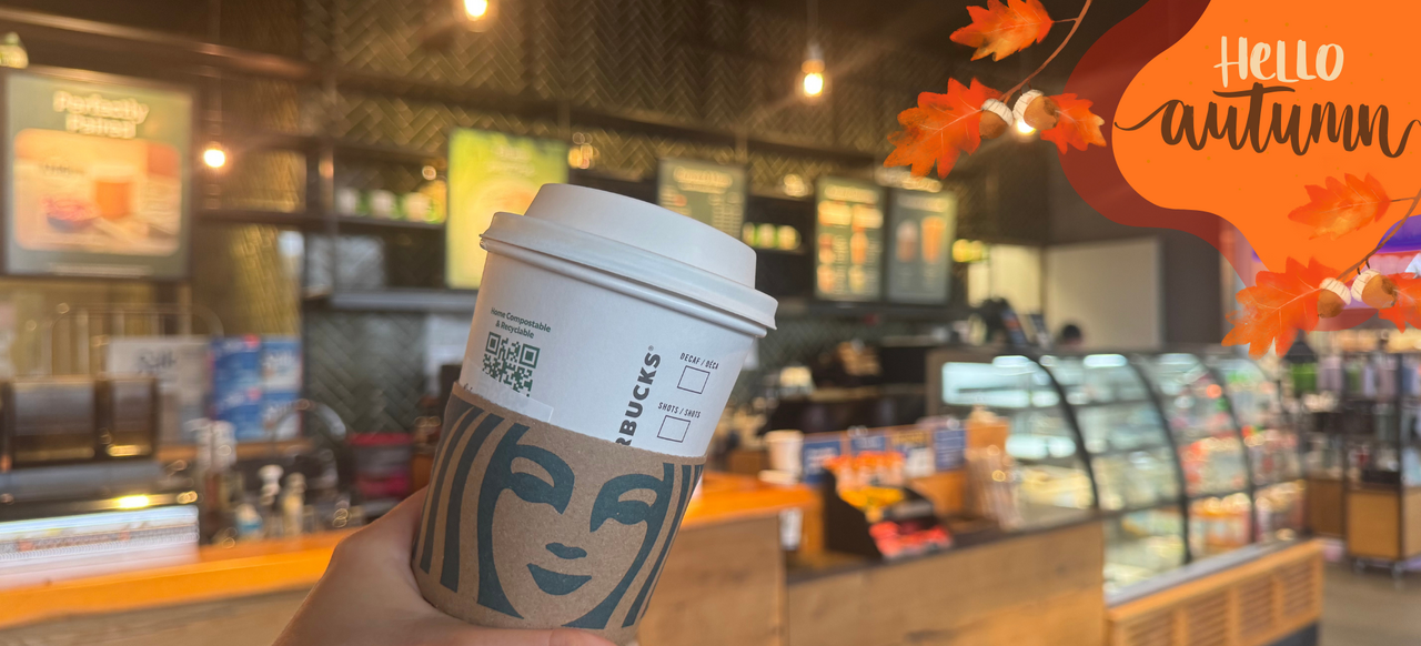 Auf dem Bild sieht man einen Starbucks Becher, in einem Starbucks (Foto: Stephanie Mansfeld)
