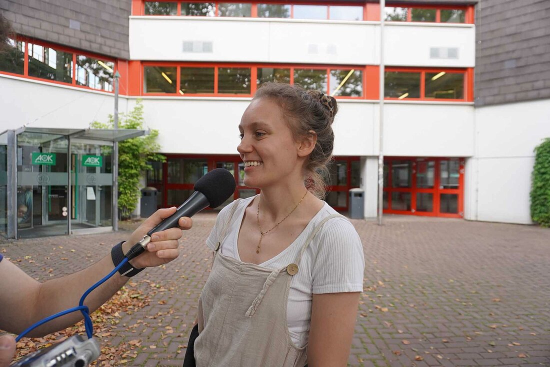 Auf dem Bild sieht man den Studentin Katharina Hermes, die von hochschulradio düsseldorf interviewt wird (Foto: Katie Hamed)