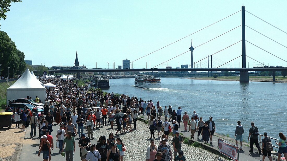 Besucherströme schlängeln sich zwischen den Ständen am Rheinufer (Foto: Vivien Henning) Besucherströme schlängeln sich zwischen den Ständen am Rheinufer (Foto: Vivien Henning)