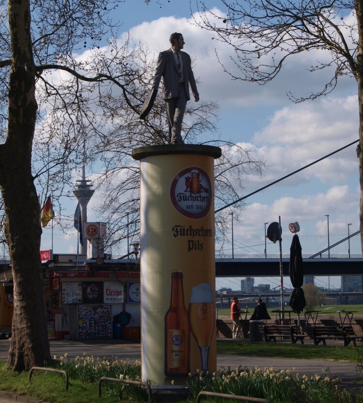 "Der Geschäftsmann" auf der Oederallee am Rheinufer (Foto:Michelle Pieczyk)