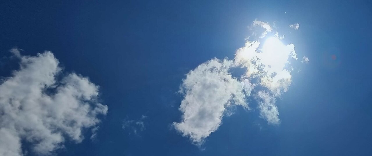 Foto: Michaela Barbagianni Man sieht die Sonne wie sie durch eine leichte Wolke hindurch scheint.