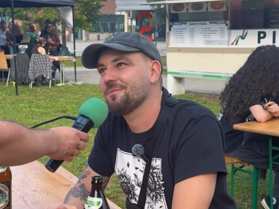 Auf dem Foto sieht man einen Ersti, der von hochschulradio düsseldorf interviewt wird