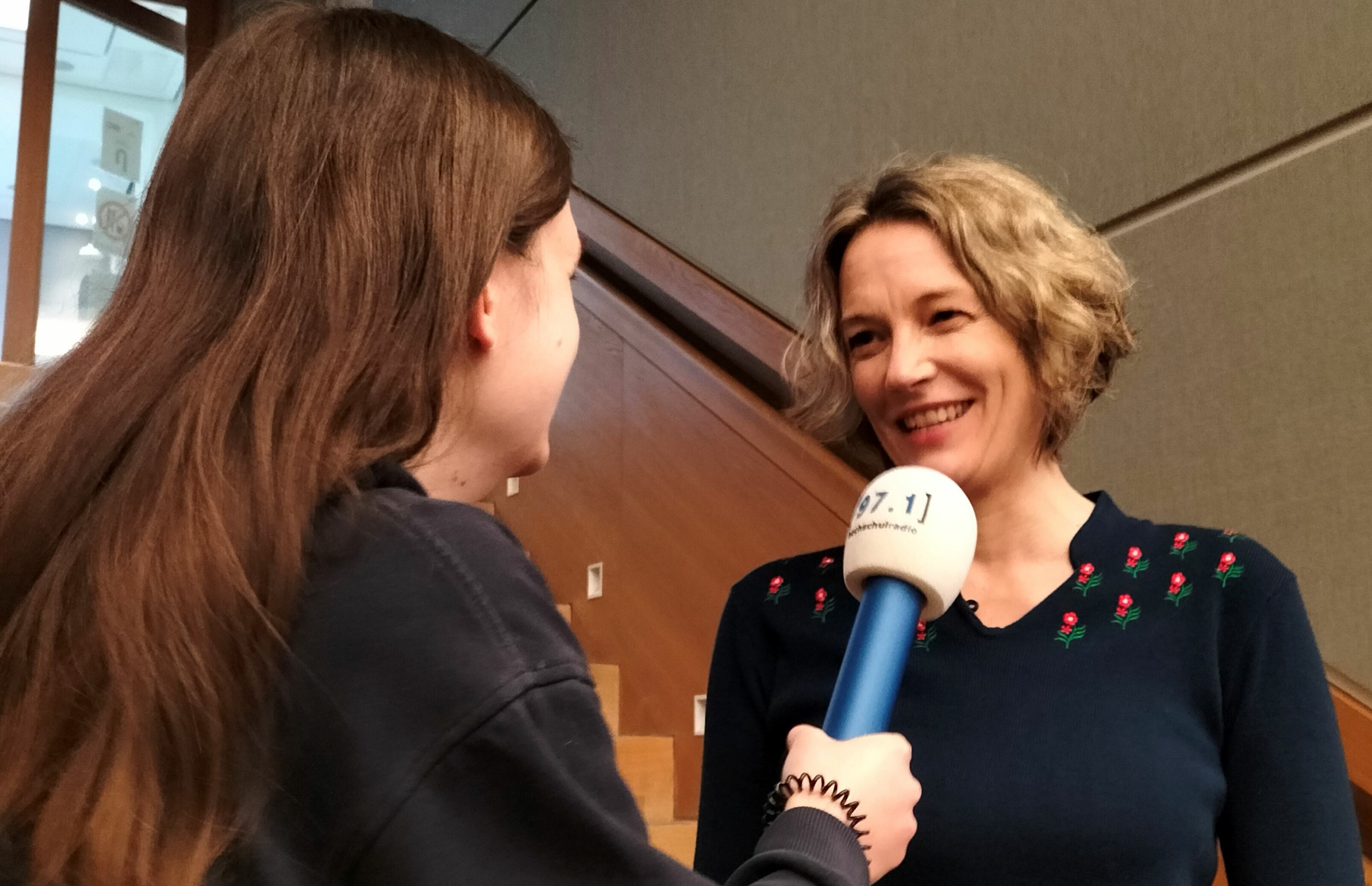 Auf dem Foto ist rechts Anja Oesterhelt zu sehen. Moderatorin Elena Grönheim steht vor ihr und interviewt sie.