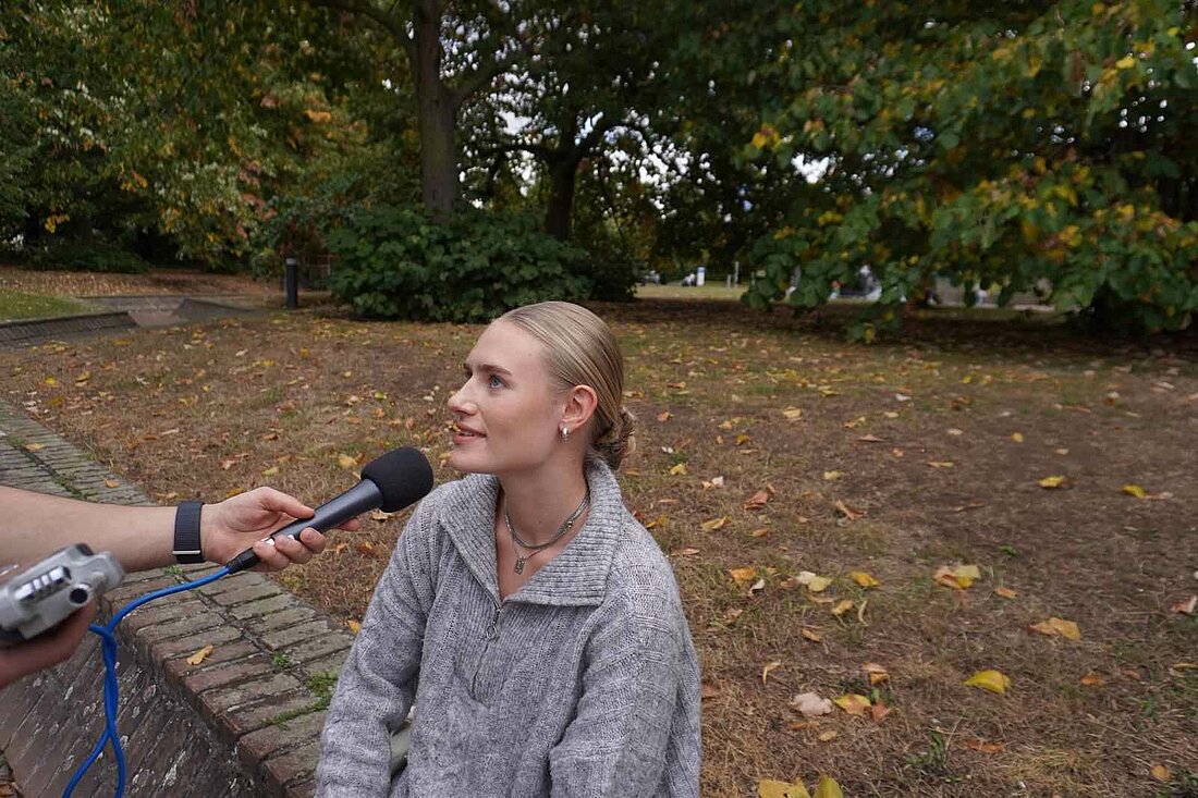 Auf dem Bild sieht man den Studentin Hannah Schor, die von hochschulradio düsseldorf interviewt wird (Foto: Katie Hamed)