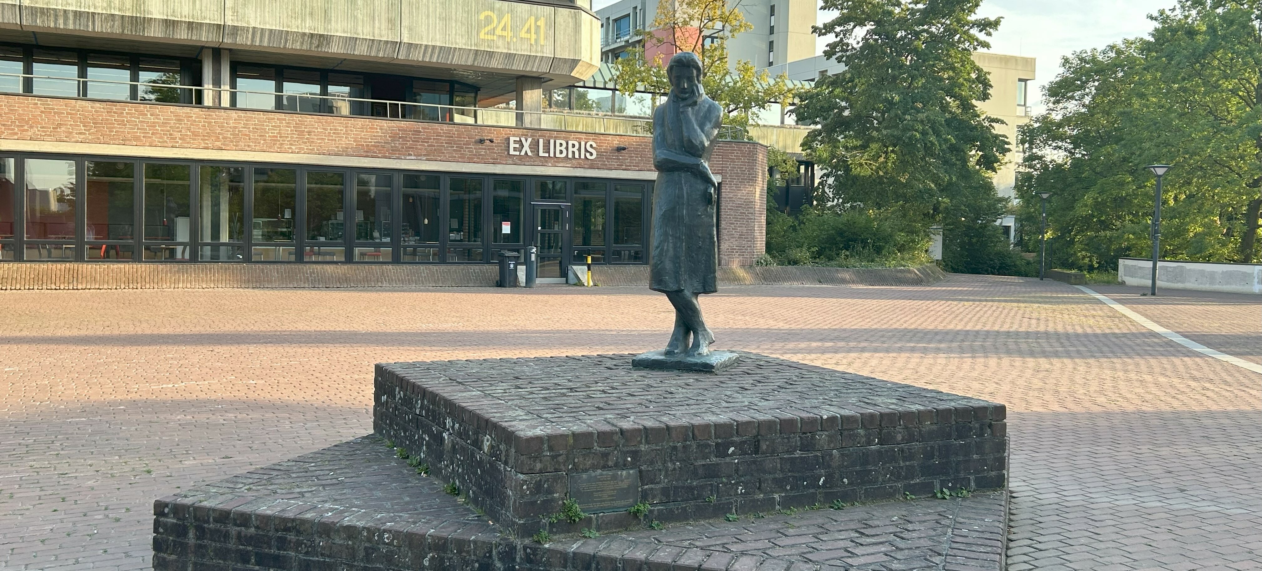 Auf dem Bild sieht man die Heine-Statue auf dem Heinrich-Heine-Campus ((Foto:Lena Sorgalla)