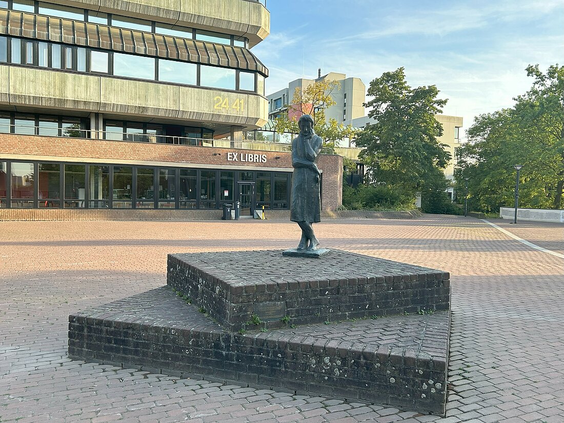 Auf dem Bild sieht man die Heine-Statue auf dem Heinrich-Heine-Campus (Foto: Lena Sorgalla)