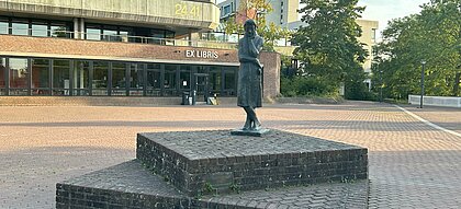 Auf dem Bild sieht man die Heine-Statue auf dem Heinrich-Heine-Campus ((Foto:Lena Sorgalla)