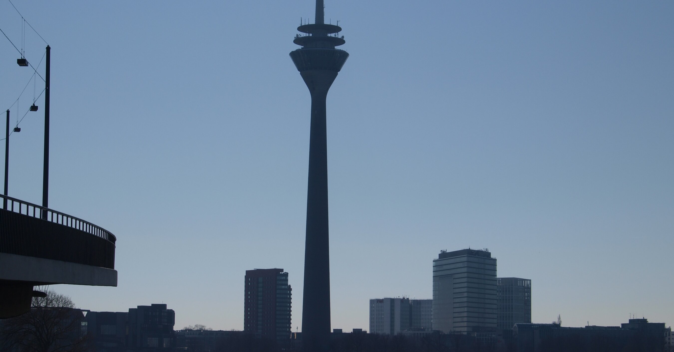 Zu sehen ist die Skyline von Düsseldorf bei gutem Wetter mit dem Rheinturm im Hintergrund (Foto:Michelle Pieczyk)