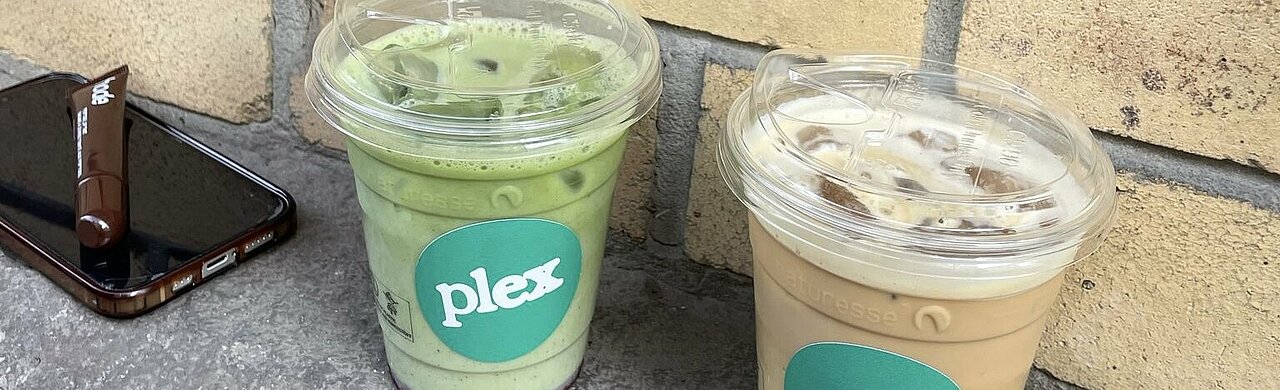 Auf dem Bild sieht man einen Becher mit Iced Bluberry Matcha und einen Becher mit Iced Latte von Plex Coffee