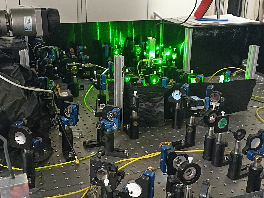 Der Laser wird durch die Spiegel in die richtige Richtung gelenkt. (Foto: Anastassija Sheremet) viele kleine justierte Spiegel. Ein grüner Laserstrahl wird durch diese in die richtige Richtung gelenkt.