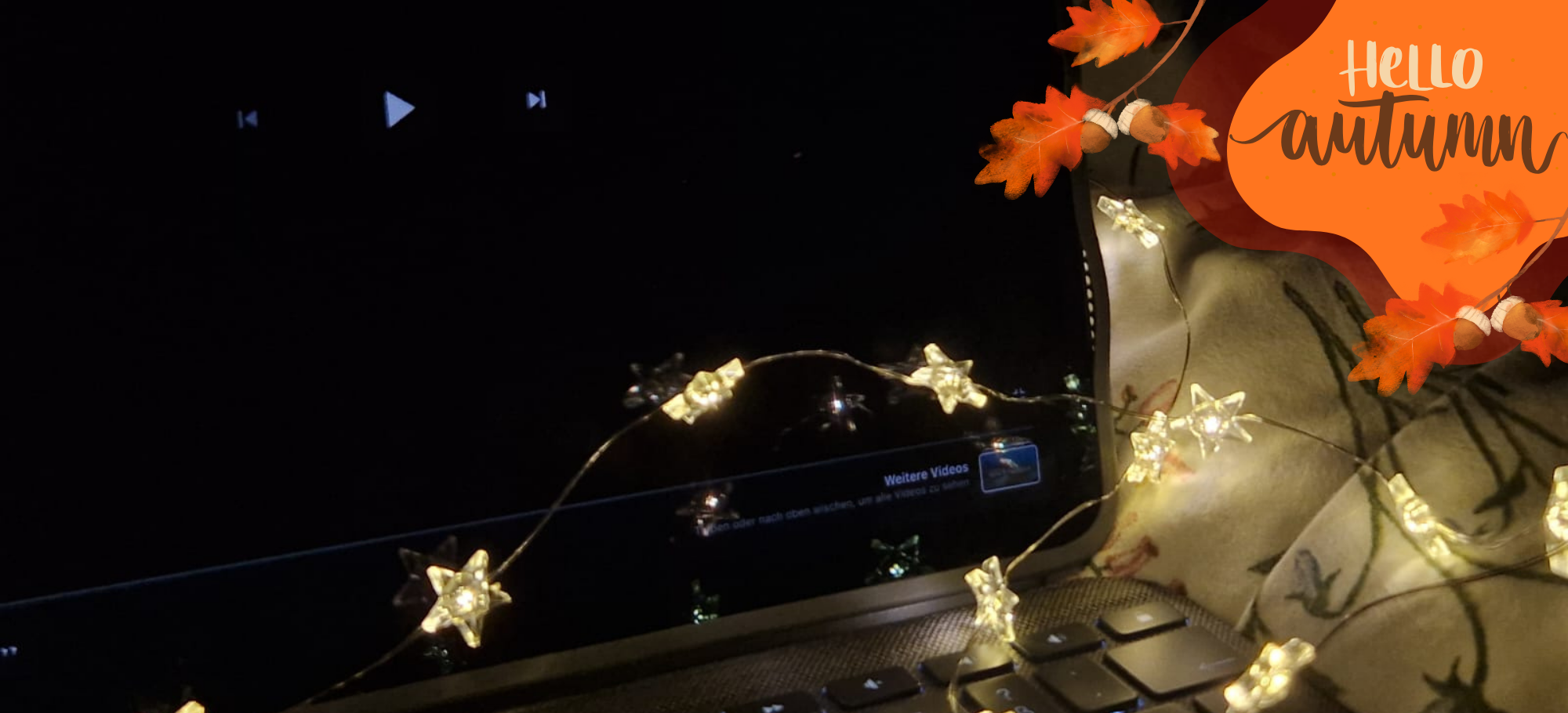 Auf dem Bild sieht man ein Tablet mit einer Tastatur davor- Auf dem Bildschirm wird gerade ein Film gestoppt. Vor dem Laptop liegt eine Lichterkette und in der Ecke ist ein Hersbt-Logo (Foto: Asya Kahraman)