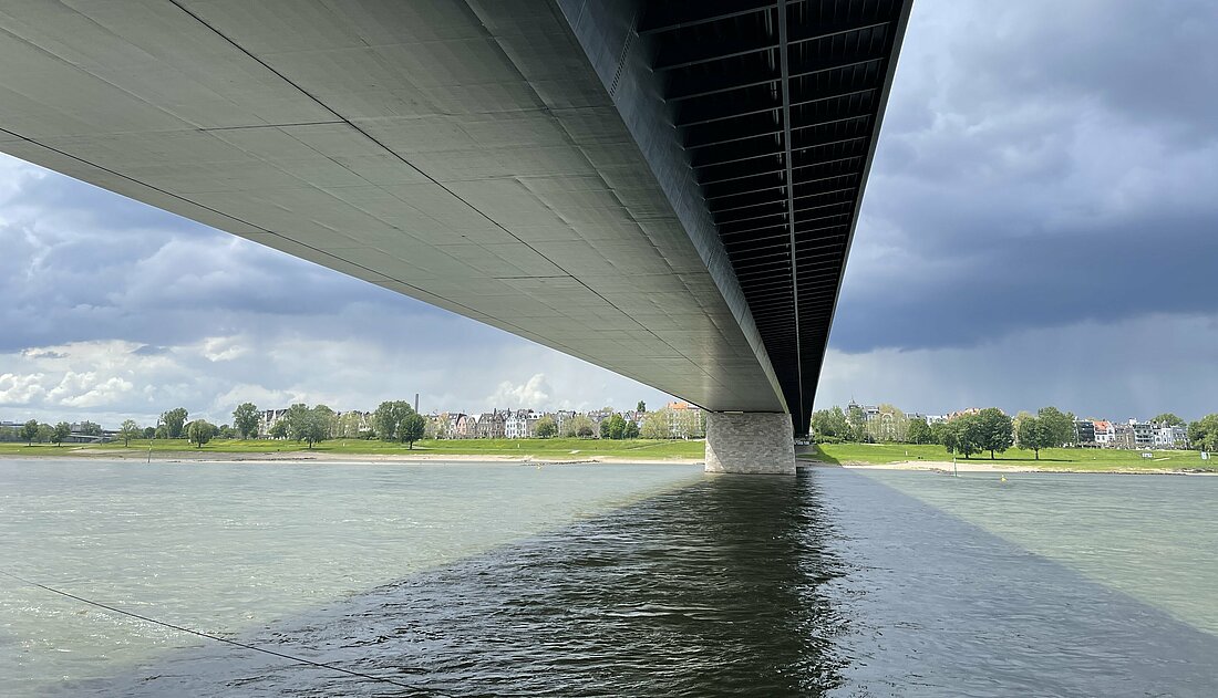 Man sieht die Unterseite der Oberkasseler Brücke in Düsseldorf.