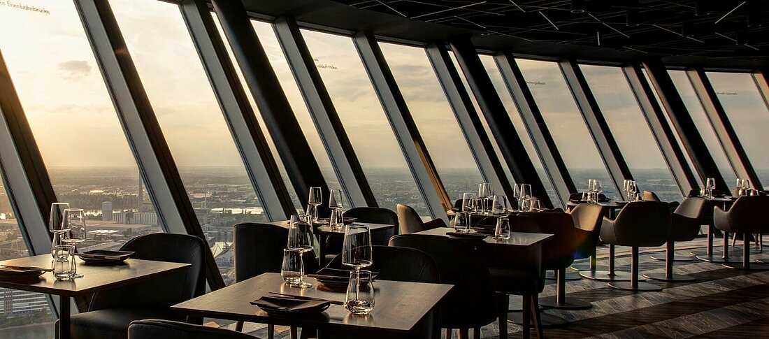 Auf dem Foto sieht man das Restaurant QOMO im Rheinturm