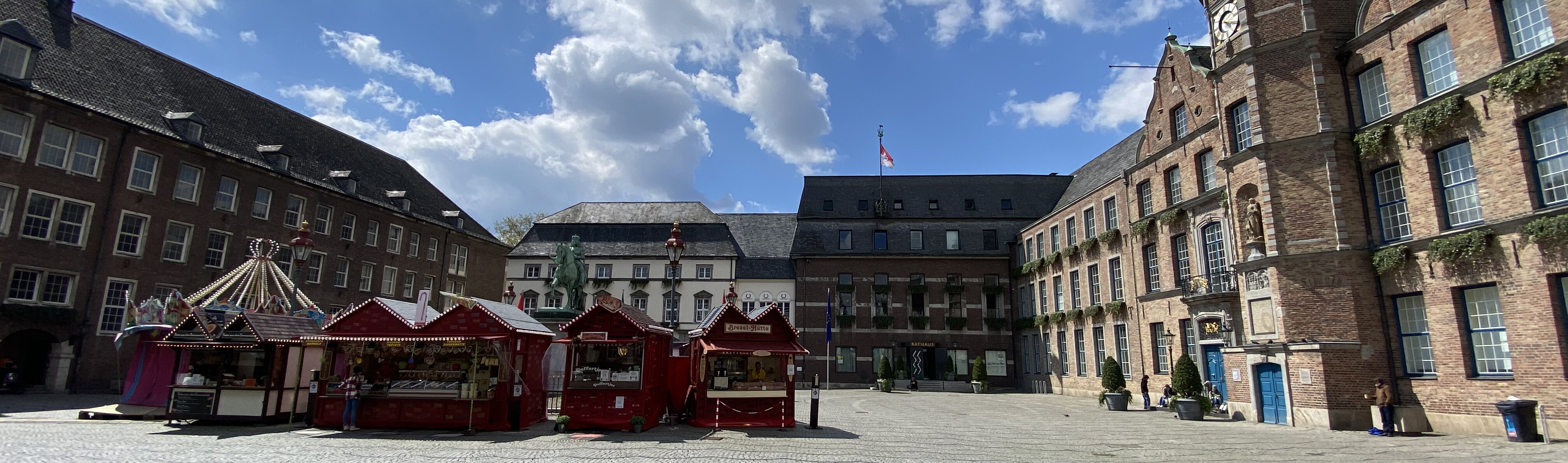 Auf dem Foto sieht man den Burgplatz bei gutem Wetter