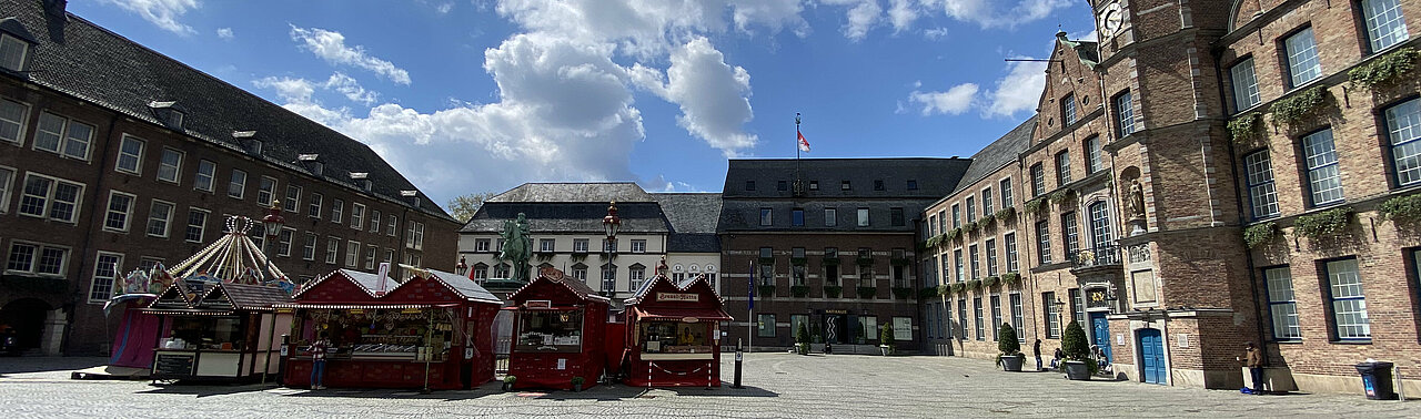 Auf dem Foto sieht man den Burgplatz bei gutem Wetter