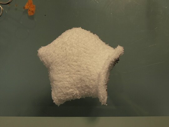 Eine menschenähnliche Socke, die mit Füllwatte gefüllt ist.