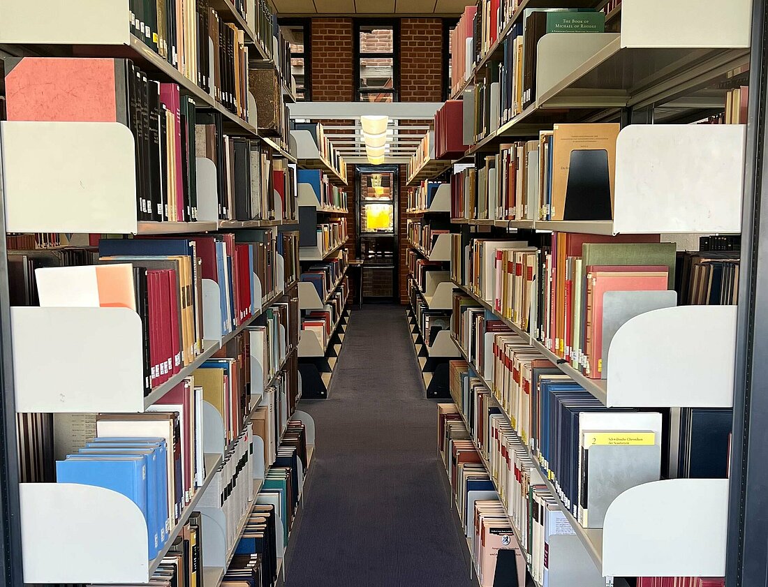 Man sieht Bücherregale in der ULB.