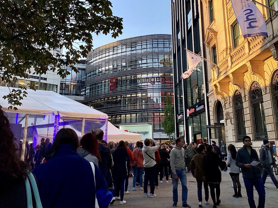 Vor dem Haus der Universität versammelten sich die Besucher:innen der Nacht der Wissenschaft in großer Menge. 