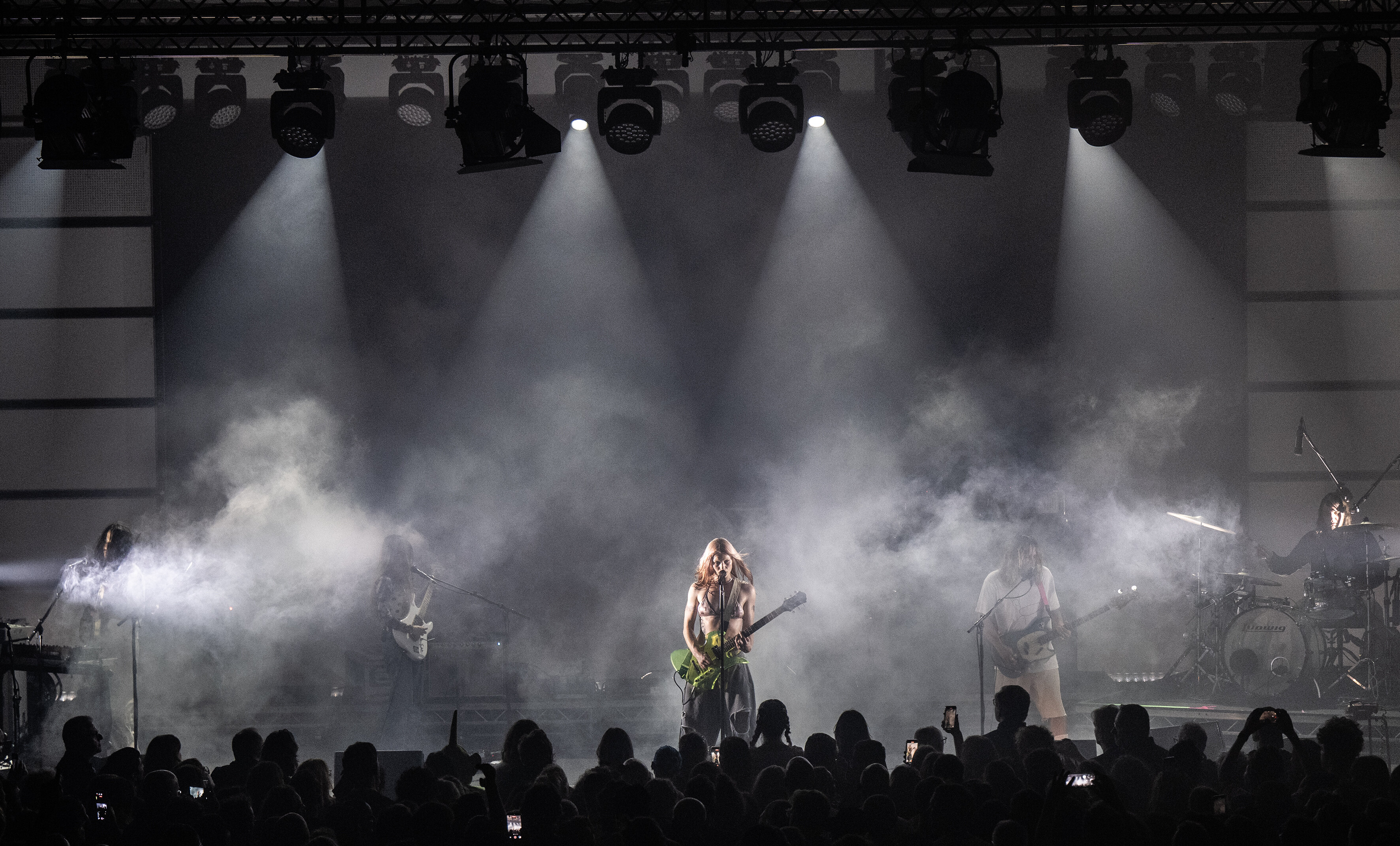 Auf dem Foto sieht man die Band "Wet Leg" auf der Bühne, mit vielen Lichtern und jubelnden Fans davor (Foto:Reiner Pfisterer)