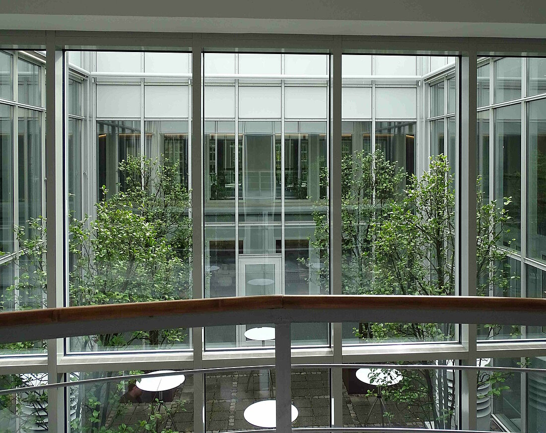 Auf dem Foto ist die Fensterwand des ZDm zu sehen.