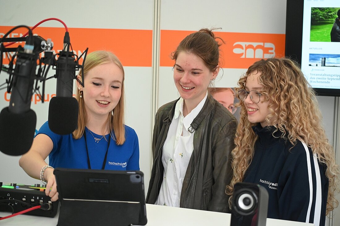 Man sieht die Redaktuerinnen Hannah Vogel, Jana Maier und SPD-Politikerin Franca Bavaj im Gespräch.