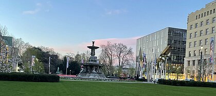 Das Bild zeigt einen Brunnen an der Kö in Düsseldorf.