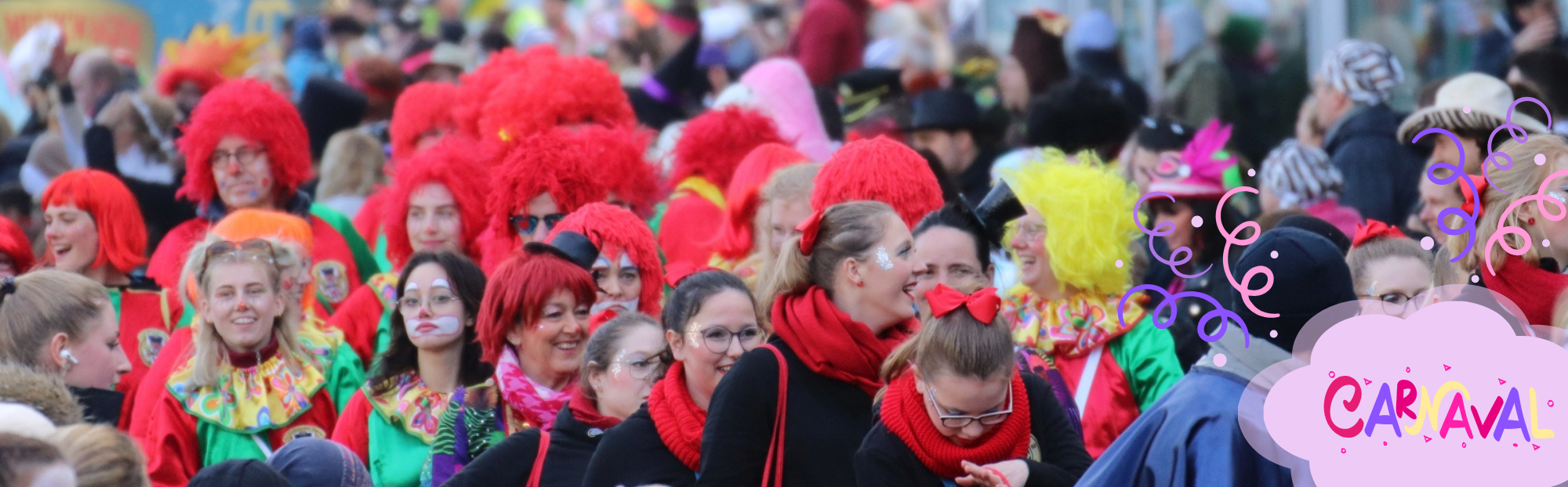 Auf dem Foto sieht man verschiedene Personen neben einem Umzugswagen in Düsseldorf, die dort mitlaufen und ebenfalls verkleidet sind (Foto: Andreas Meske)