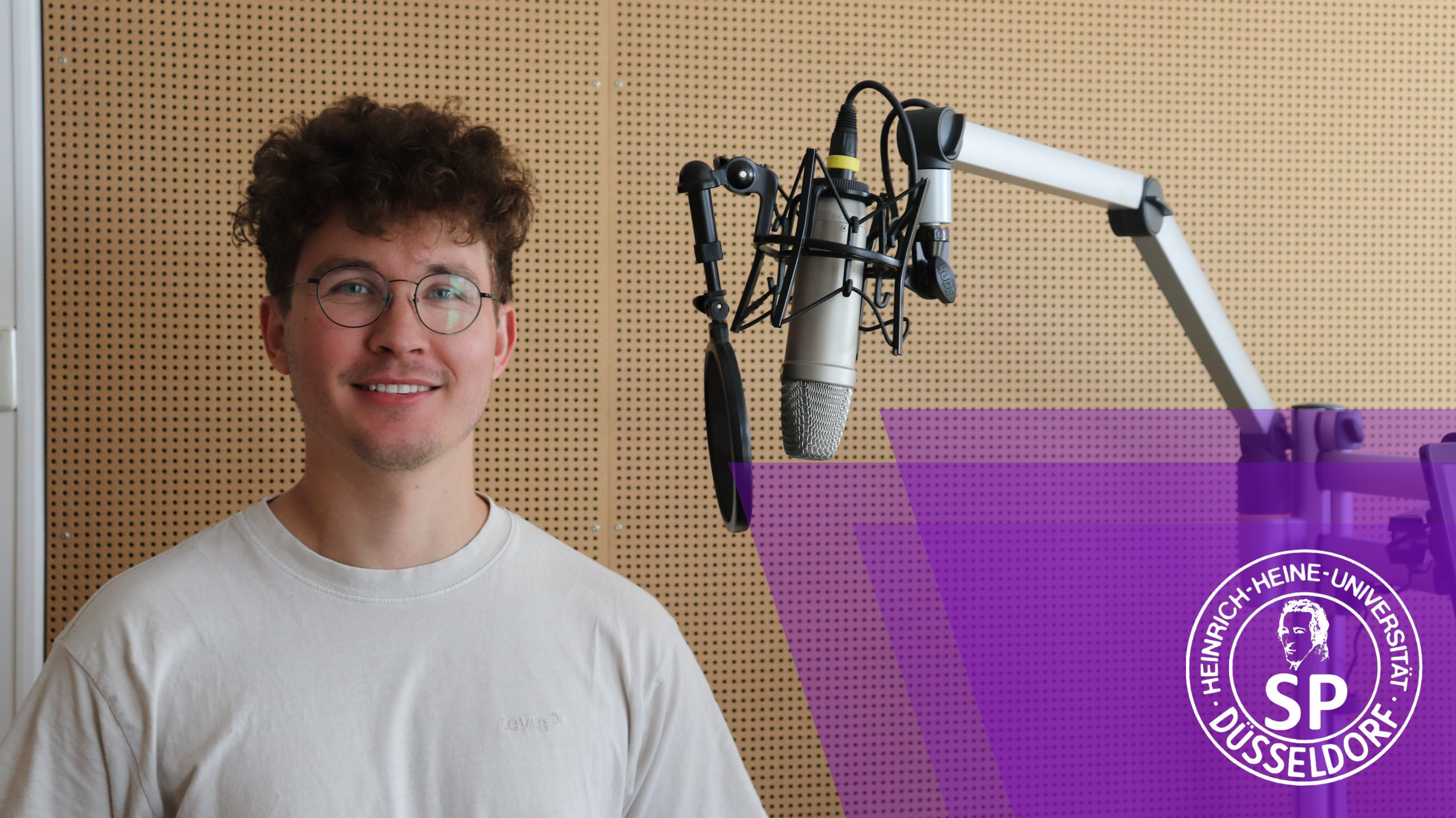 Torben Seer von der Juso HSG im Interview zur SP-Wahl. (Foto: Anna Urban) Auf dem Bild ist Torben Seer im Hochschulradio Studio zu sehen. Er tritt bei der SP-Wahl für die Juso HSG an.
