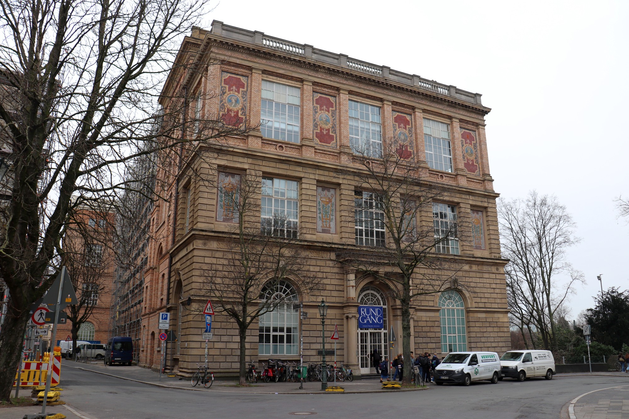 Man sieht das Gebäude der Kunstakademie Düsseldorf