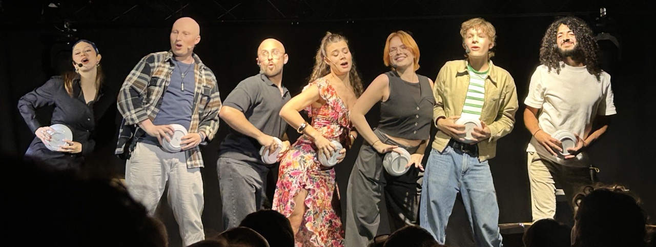 Man sieht das Ensemble des Mensa-Musicals bei einer Tanzeinlage