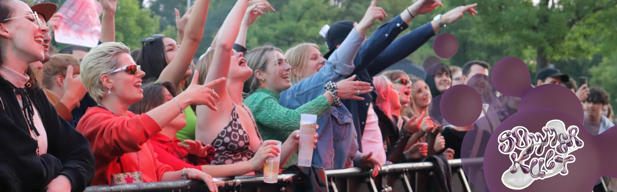 Auf dem Bild sieht man ein feierndes Publikum vor der Sommerkult Bühne (Foto: Lena Berghaus)