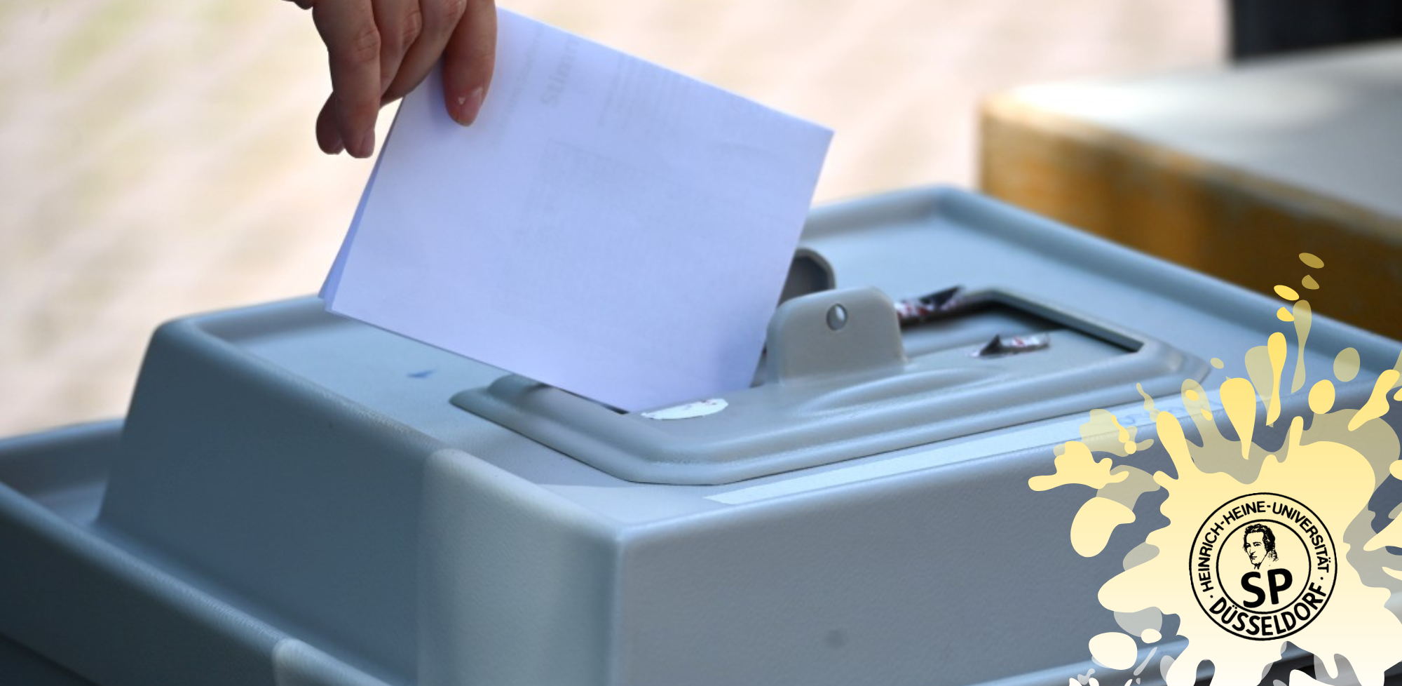 SP-Artikel_Layout_Meske_Andreas Auf dem Foto ist eine Hand zu sehen, die ein Wahlzettel in eine Wahlurne wirft.