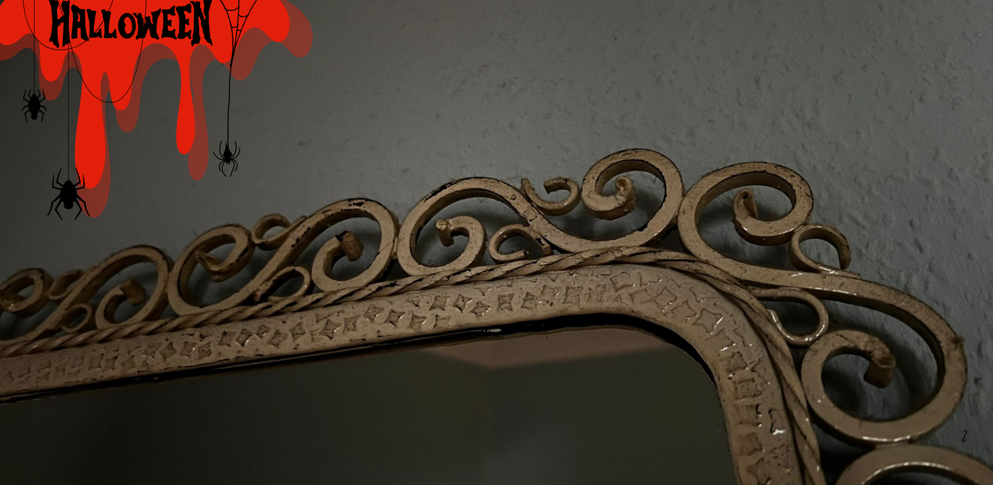 Auf dem Bild sieht man die Ecke eines alten Spiegels mit goldenem Rahmen. An der Seite ist ein Halloween-Logo (Foto: Gregory Sheftel)