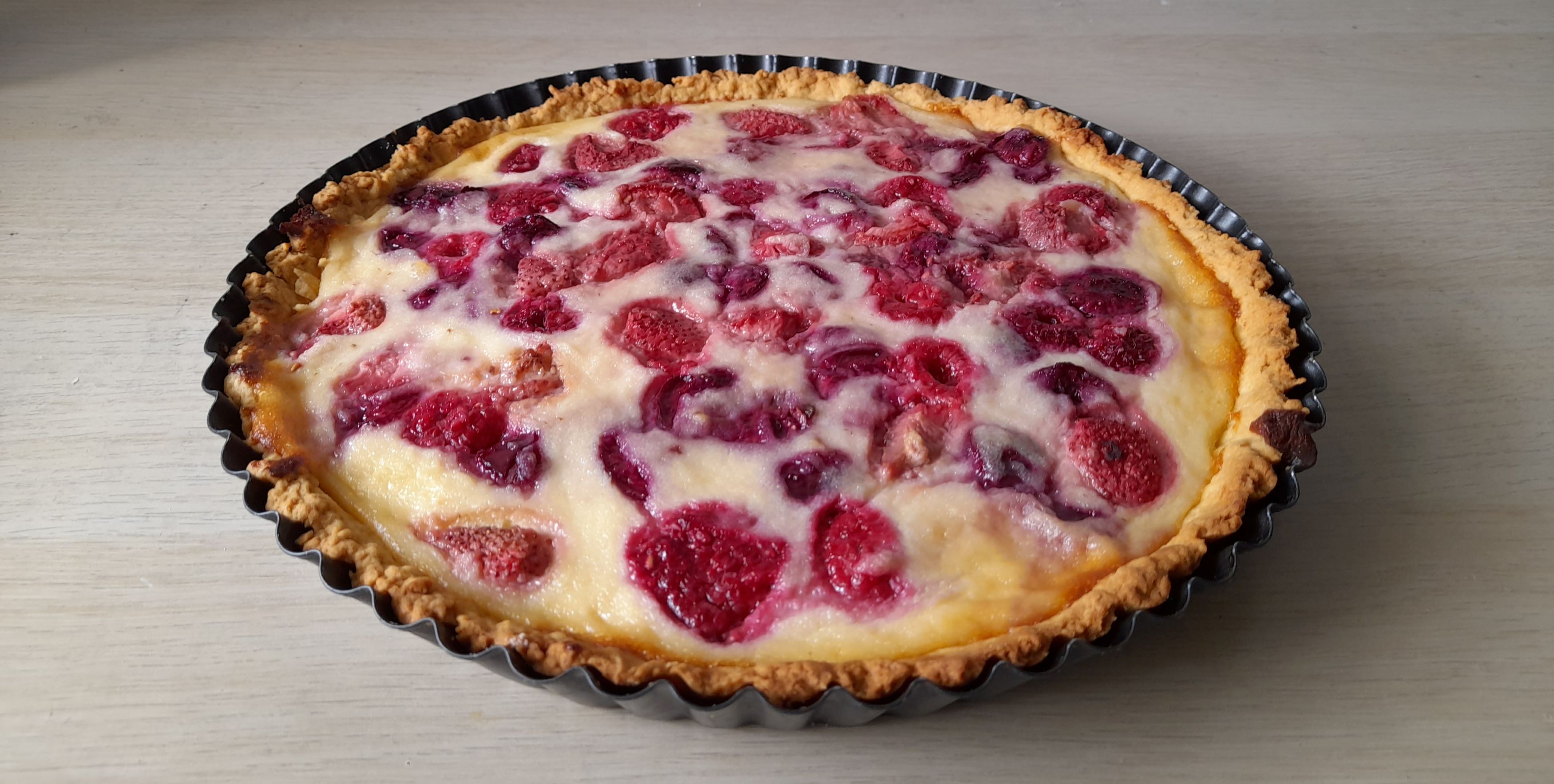 Eine sommerliche Früchte-Tarte. Auf dem Foto ist eine sommerliche Früchte-Tarte zu sehen.