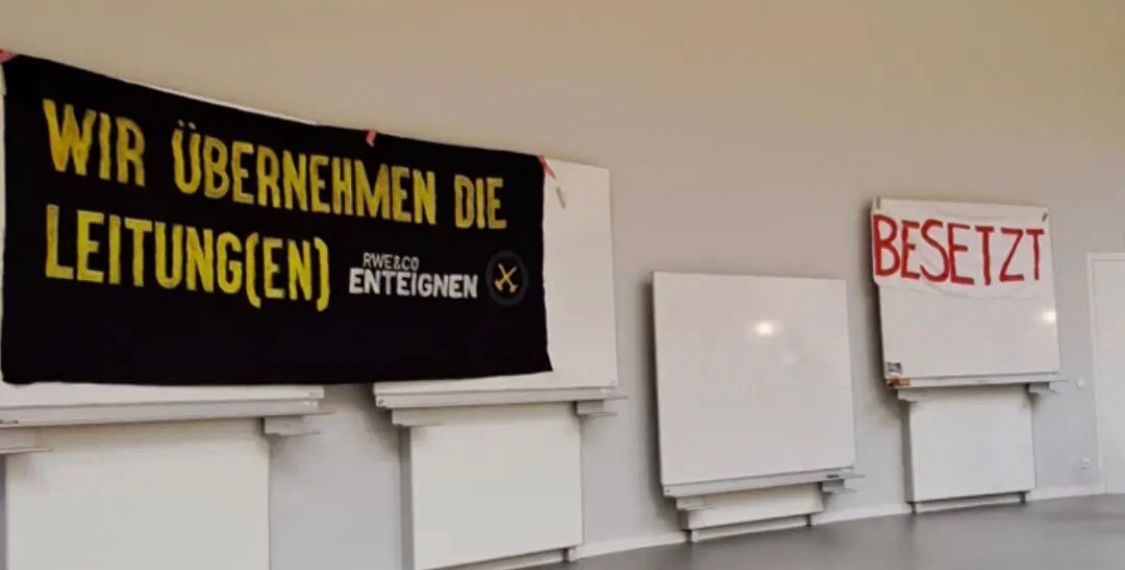 Die Besetzung ist bis Freitag angekündigt. (Foto: Anna Urban) Die Besetzer:innen haben einen Banner mit der Aufschrift "Besetzt" im Hörsaal aufgehangen.